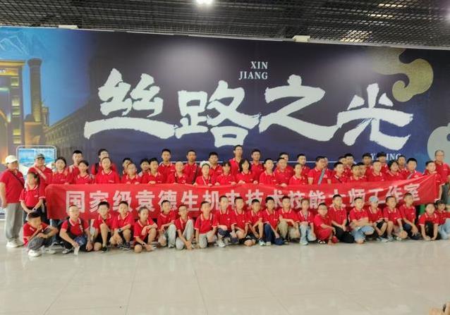 但从没抱怨, 他们互相谦, 小时硬座