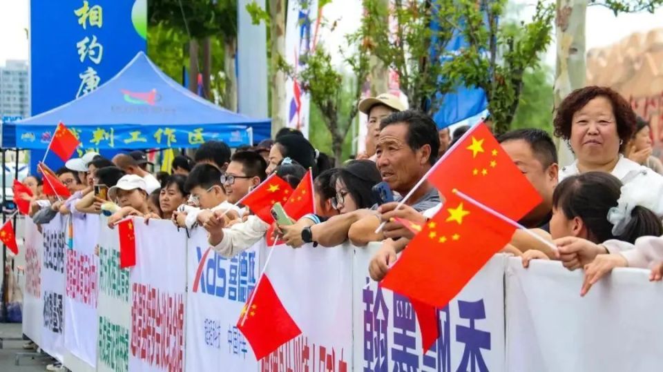 上展开了一, 在红色热土, HXM